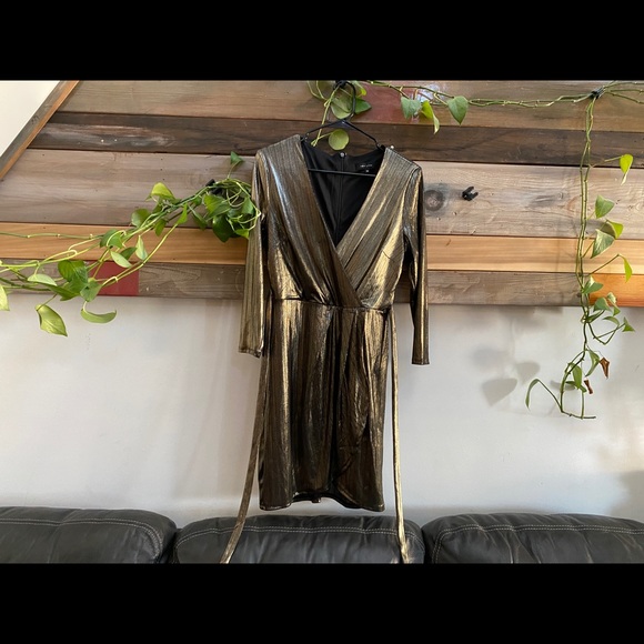 NEW LOOK Gold Sheer 3/4 Sleeve V-Neck Party Dress - Picture 5 of 10